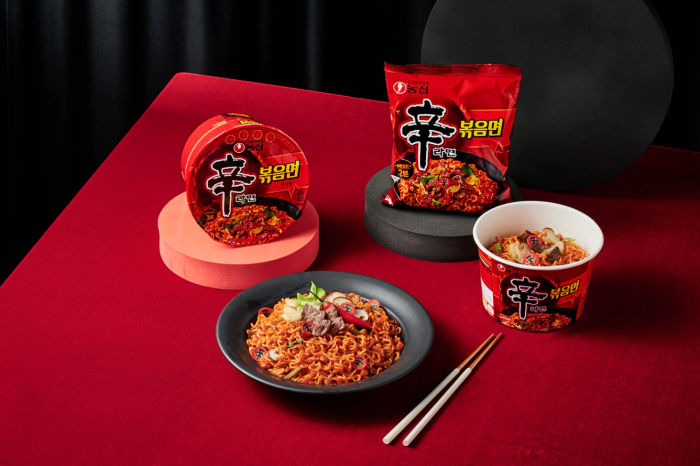 Shin　Ramyun　Fried　Noodles　are　offered　in　two　different　packagings　including　the　cup　noodle　version.