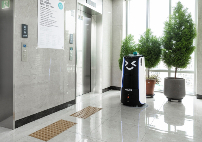 Dilly　Tower,　Baemin's　indoor　delivery　robot