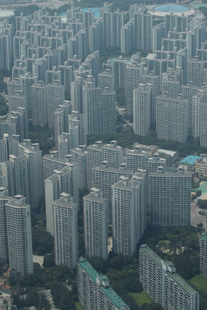 Apartments　in　Seoul.　South　Korean　authorities　have　been　concerned　over　surging　property　prices.