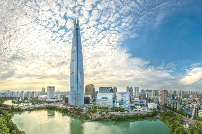 Lotte　Shopping　recently　sold　a　stake　in　the　tallest　skyscraper　in　South　Korea,　Lotte　World　Tower　(pictured),　as　well　as　a　stake　in　Lotte　World　Mall　to　Lotte　Property　&　Development　to　raise　830　billion　won.