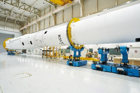 Assembly of a South Korean-developed projectile for the No.2 next-generation mid-sized satellite