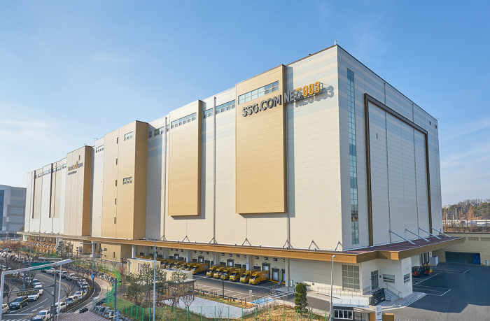 Shinsegae　NEO　003　is　the　retail　group’s　distribution　center　for　online-ordered　products　only.