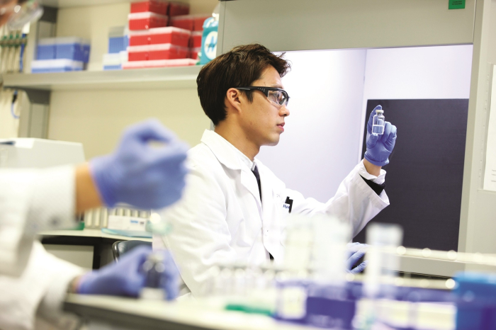 A　Celltrion's　researcher　developing　a　biosimilar