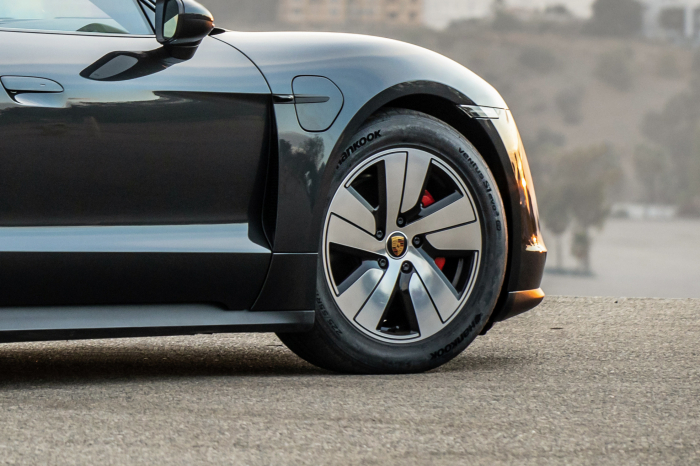 Porsche's　first　EV　Taycan　uses　Hankook　Tire's　EV　tire　as　original　equipment.