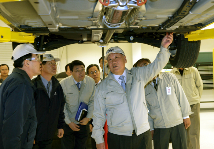 Honorary　Chairman　Chung　checks　a　production　line