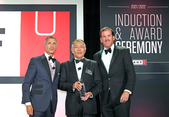 Hyundai　Motor　Group　Chairman　Chung　Euisun　receives　his　father's　AHF　induction　award　in　Detroit　July　22;　at　the　ceremony　he　gave　a　speech　on　behalf　of　his　father,　Honorary　Chairman　Chung　Mong-koo.