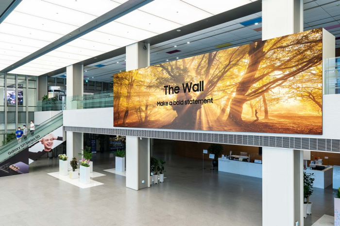 Samsung　Electronics'　new　MicroLED　display,　The　Wall,　installed　at　its　building　in　Suwon