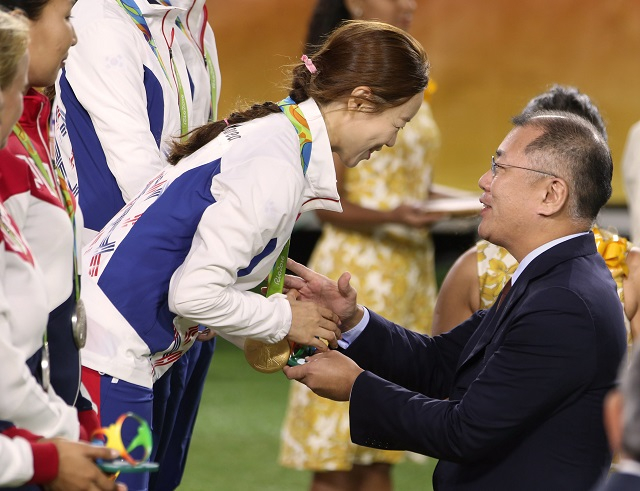 Chung　Euisun　congratulates　gold　medalist　Chang　Hye-jin　at　the　Rio　Olympic　Games　in　2016