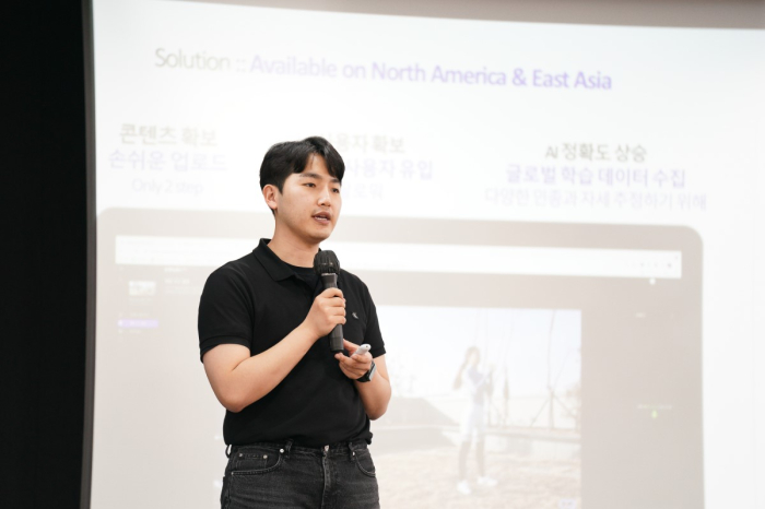 DevUnlimit CEO Andy Gyumin Jeong speaking at D.CAMP's D-day event.