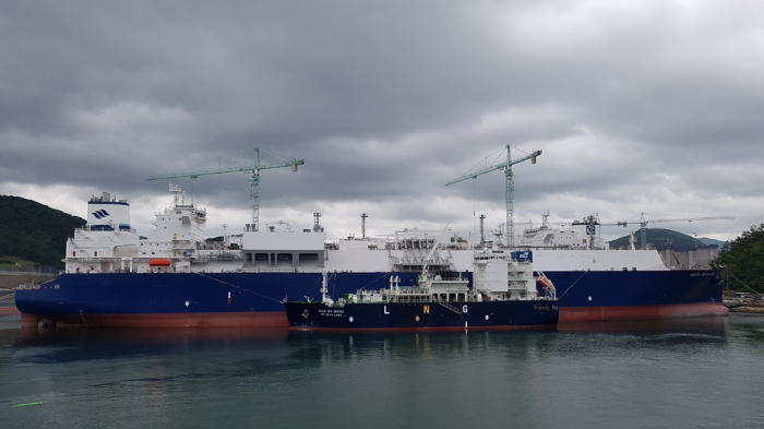 Korea　LNG　Bunkering’s　LNG　carrier　SM　Jeju　LNG2　is　loading　the　gas　using　the　ship-to-ship　method　in　May.