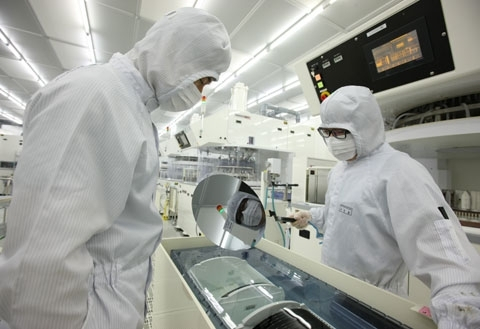 SK　Siltron's　employees　at　semiconductor　materials　production　facility