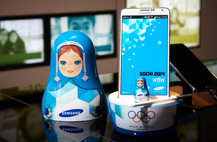 Samsung　started　giving　out　smartphones　from　the　2014　Winter　Olympics　held　in　Russia.