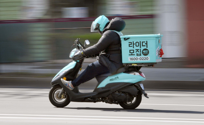 A Baemin delivery worker