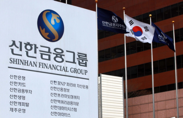 Shinhan　Financial　Group　incorporates　banking,　insurance,　securities　and　credit　card　units.