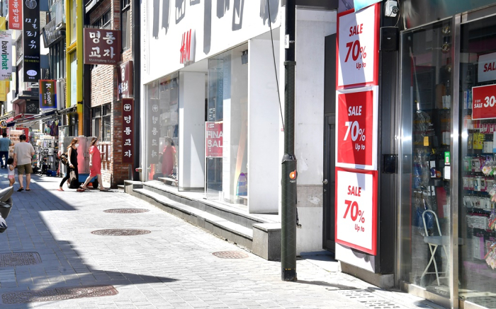 Streets　of　Myeongdong,　a　major　shopping　area　in　Seoul,　are　quiet　amid　the　toughest　local　COVD-19　measures　yet.