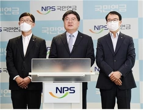 NPS CIO Ahn Hyo-joon (left) and CEO Kim Yong-jin (center)