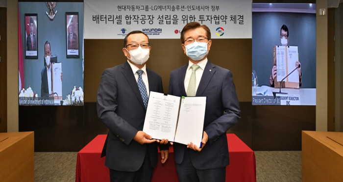 Hyundai　Mobis　President　and　CEO　Cho　Sung-hwan　and　LG　Energy　President　and　CEO　Kim　Jong-hyun　signed　a　memorandum　of　understanding　on　an　EV　battery　factory　in　Indonesia. Bahlil　Lahadalia,　Indonesia's　Investment　Minister,　and　Indonesia　Battery　Corp.　President　Director　Toto　Nugroho　joined　the　ceremony　online.