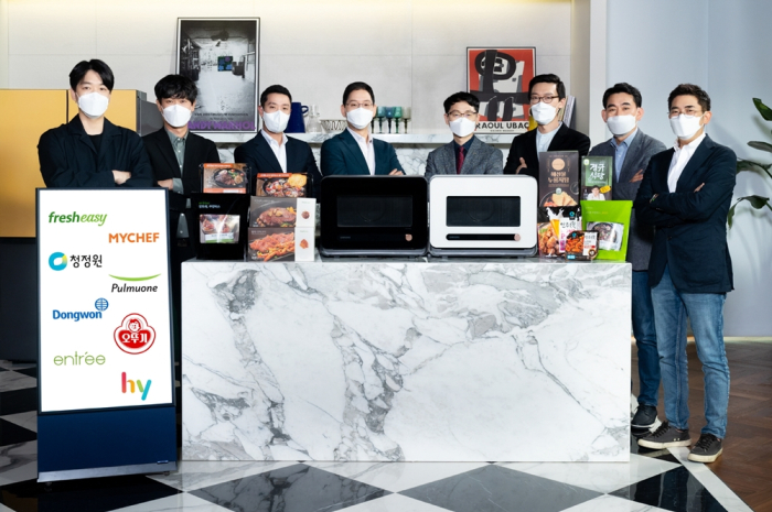A　total　of　eight　leading　companies　in　Korea’s　food　industry　have　participated　in　creating　the　Bespoke　Qooker.