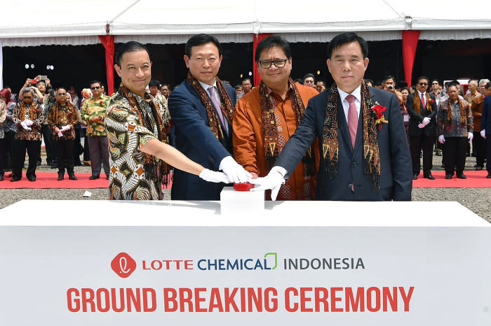 Lotte　Group　Chairman　Shin　Dong-bin　(second　from　the　left)　joined　a　ground　breaking　ceremony　for　the　Indonesia　petrochemical　project　in　December　2018.