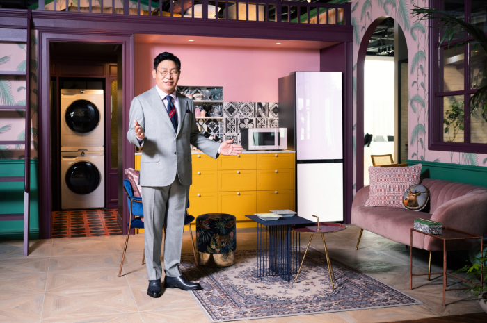 Lee　Jae-seung,　president　and　head　of　the　digital　appliances　division,　with　Samsung　Bespoke　home　appliances 