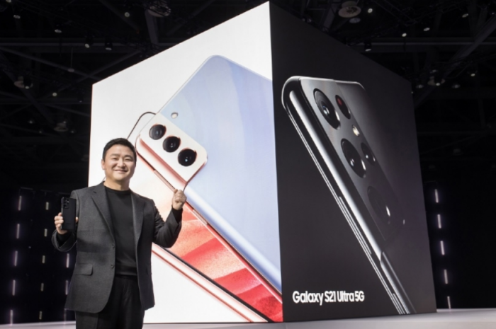 Roh　Tae-moon,　also　known　as　TM　Roh,　president　and　head　of　Samsung's　mobile　communications　division,　at　CES　2021　in　January