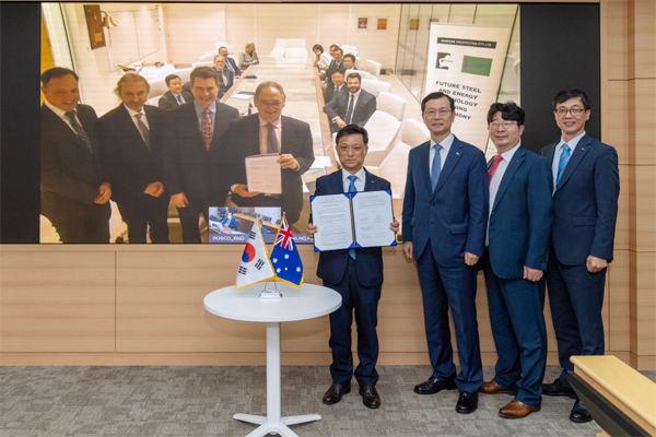 POSCO’s　head　of　steel　business　unit　Kim　Hak-dong　(center)　with　POSCO　and　Roy　Hill　officials.