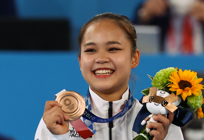 Bronze　medalist　Yeo　Seo-jeong　is　the　first　South　Korean　woman　to　win　an　Olympic　medal　in　gynmastics. 