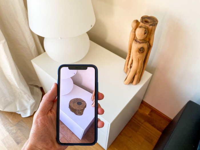 An AR image displayed on a Samsung smartphone (Courtesy of Samsung Display).