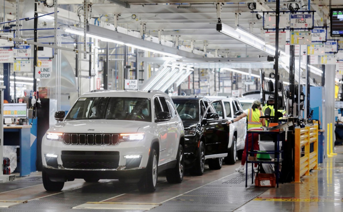 2021　Jeep　Grand　Cherokee　L　vehicles　on　the　final　assembly　line　at　the　Detroit　Assembly　Complex　-　Mack　Plant　in　Michigan. 