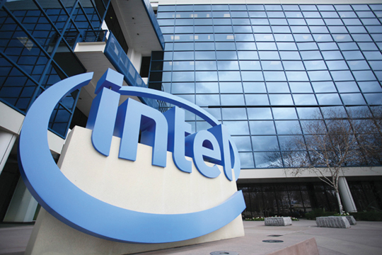 Intel　is　also　jumping　into　the　foundry　business