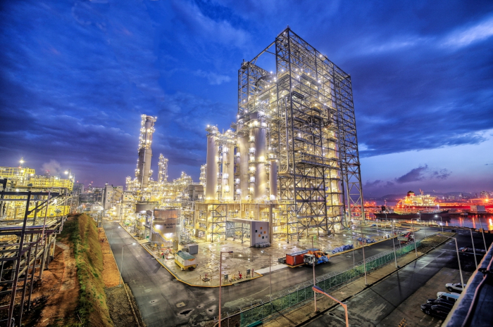 S-Oil's　RUC/ODC　Complex　that　produces　ethylene,　propylene,　by　using　bunker-C　oil　as　a　raw　material.