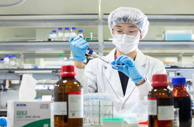 SK　Bioscience　researcher　testing　vaccine　materials　at　the　company’s　research　lab　in　Andong　city.