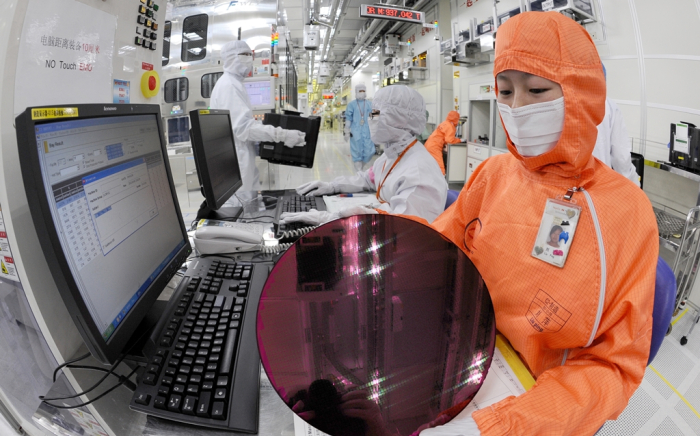 An　SK　Hynix　researcher　is　looking　at　a　wafer