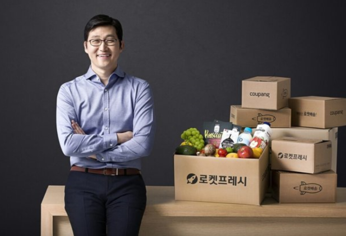Coupang　Inc.　founder　and　CEO　Kim　Bom-seok　with　fresh　food　for　delivery. 