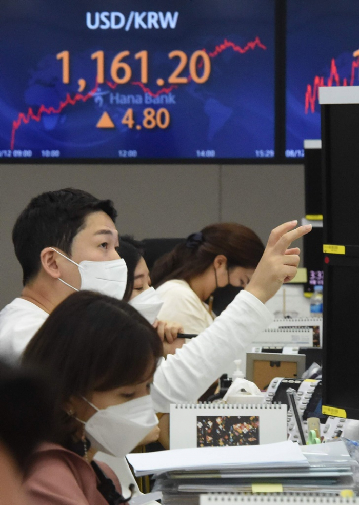 Hana　Bank　headquarters'　dealing　room　in　Myeong-dong,　Seoul,　on　Aug.　12.