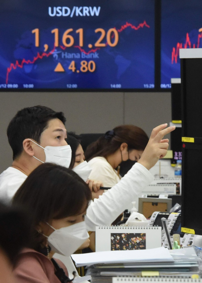 Hana Bank headquarters' dealing room in Myeong-dong, Seoul, on Aug. 12.