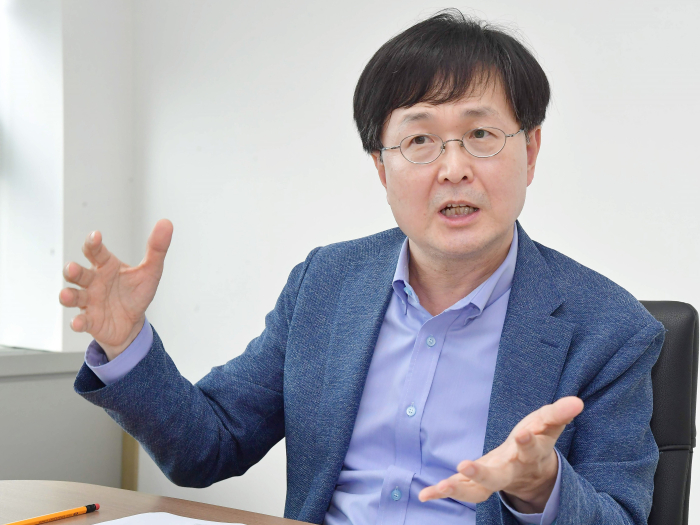 Lee　Do-yoon,　CIO　of　the　Yellow　Umbrella　Mutual　Aid　Fund
