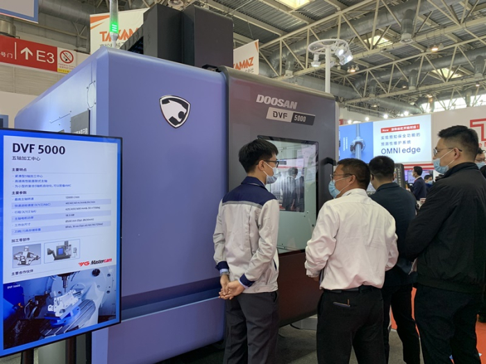 Doosan　Machine　Tools　exhibits　its　product　in　an　industry　fair　in　Beijing.　(Courtesy　of　Doosan　Machine　Tools)