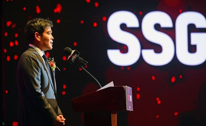 Shinsegae　Vice　Chairman　Chung　Yong-jin　speaks　at　the　inauguration　ceremony　of　SSG.COM's　baseball　team　in　March　2021