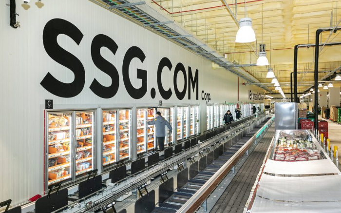 Shinsegae　NEO　003　is　the　retail　group’s　distribution　center　for　online-ordered　products.