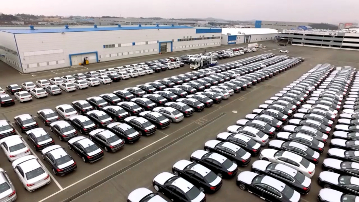 BMWs　parked　at　a　distribution　center　in　South　Korea