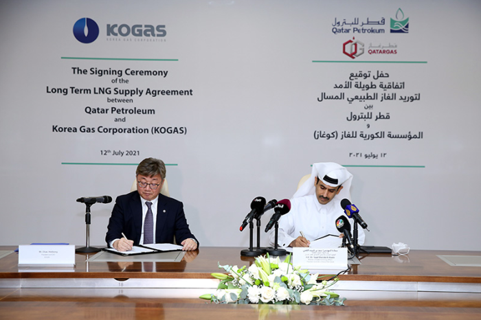 Saad　Sherida　Al-Kaabi,　the　Minister　of　State　for　Energy　Affairs　and　Qatar　Petroleum’s　CEO,　and　Chae　Hee-Bong,　KOGAS’　President　&　CEO,　on　July　12　signed　a　new　20-year　Sale　and　Purchase　Agreement　for　the　supply　of　2　million　tons　per　year　of　LNG　to　South　Korea.　(Courtesy　of　Qatar　Petroleum)