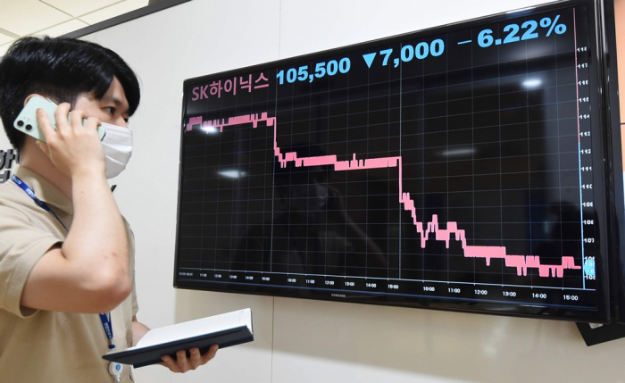 An　employee　at　a　South　Korean　financial　market　information　provider　is　checking　SK　Hynix'　share　price　on　Aug.　11.