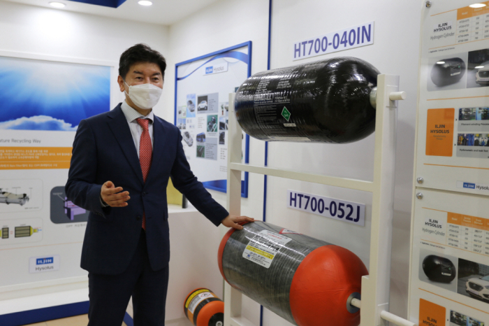 Iljin　Hysolus　CEO　Ahn　Hong-sang　with　the　company's　hydrogen　tanks