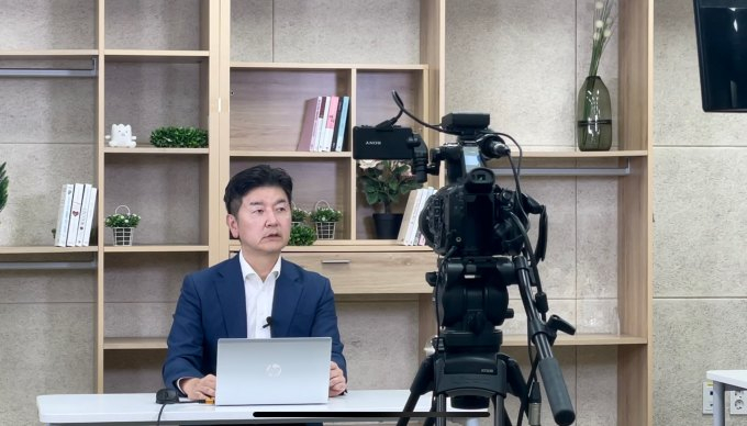 Iljin　Hysolus　CEO　Ahn　Hong-sang　speaking　at　the　IPO　briefing　session　held　online　on　Aug.　19.