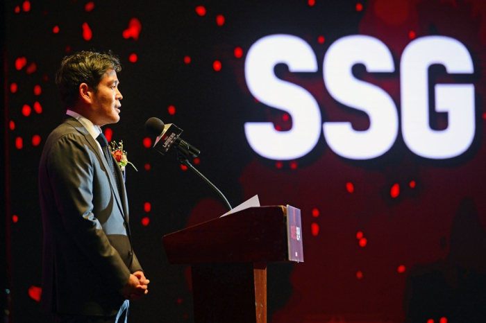 Shinsegae　Vice　Chairman　Chung　Yong-jin　speaks　at　the　inauguration　ceremony　of　SSG.COM's　baseball　team　in　March　2021