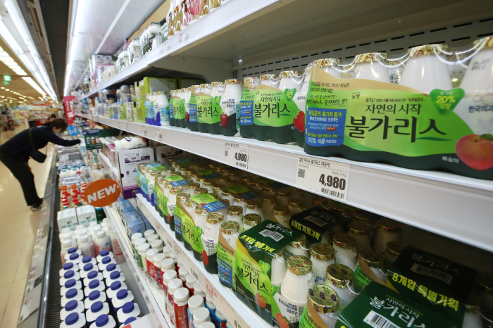 Namyang　Dairy's　popular　yogurt　drink　Bulgaris　on　the　shelves　of　a　supermarket