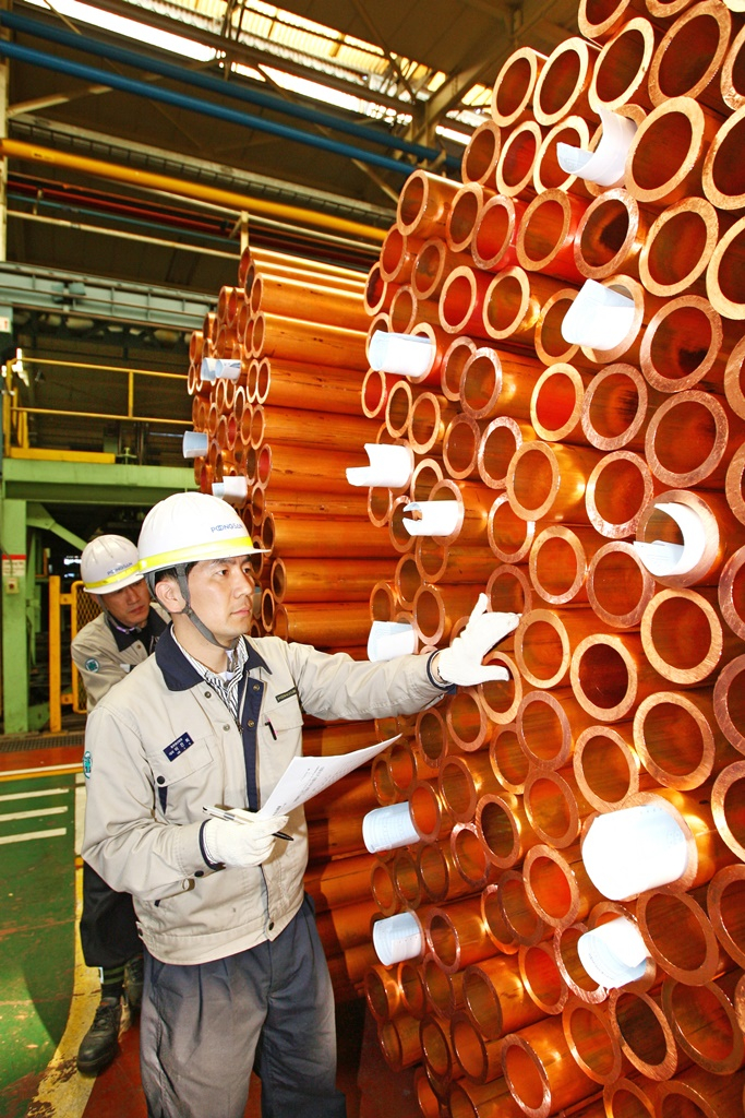 Poonsan's　officials　are　checking　copper　pipes　at　its　plant　in　Ulsan,　South　Korea