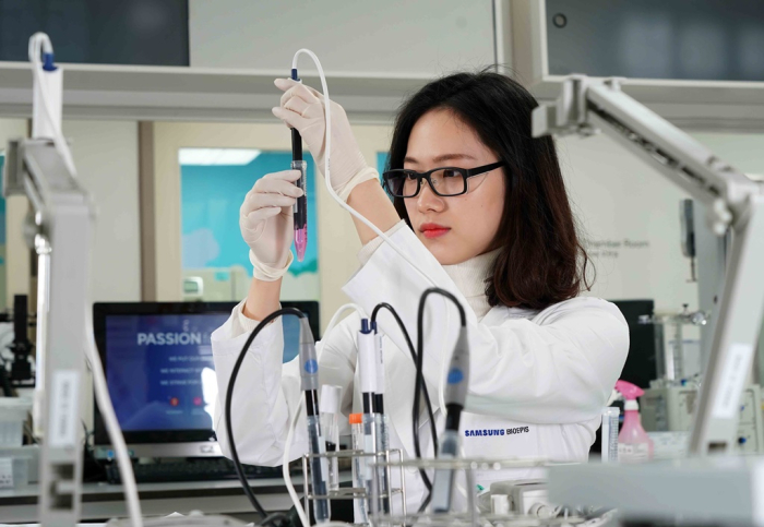 A　researcher　at　Samsung　Bioepis　conducting　a　drug　test