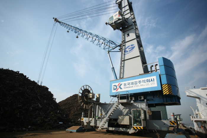 Unloading　scrap　steel　at　Incheon　Port